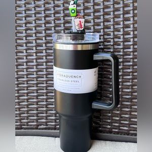 BNWT HYDRAQUENCH 40 fl. oz. Black Tumbler with 2 Straw Topper